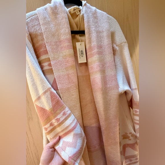 Elegant Pink and Cream Cardigan - Picture 5 of 11
